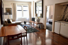 Stylish Apartment w Rooftop Pool & City Views